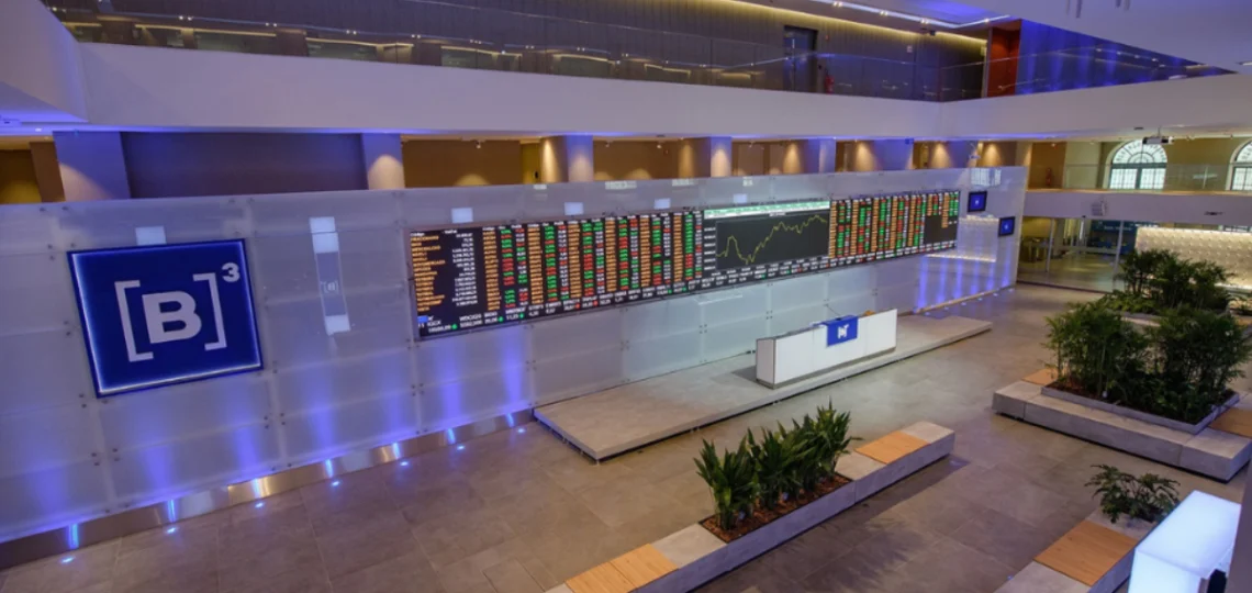 Sede da Bolsa de Valores em São Paulo, com grande telão mostrando as cotações das ações. Foto: Divulgação/B3