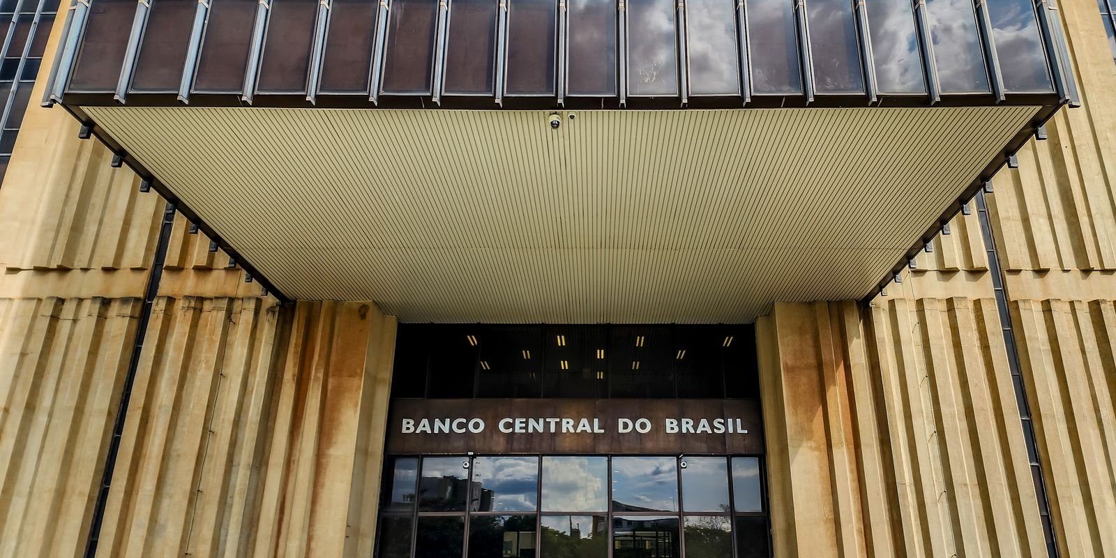 Relatório do BC prevê alta de 2,1% do PIB e queda da inflação em 2025