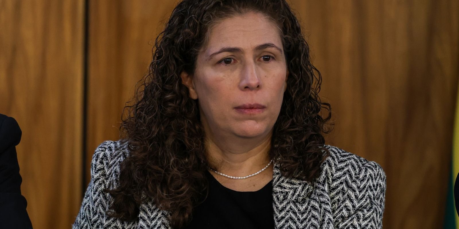 Ministra afirma que “cortar na carne” é tirar de serviços à população