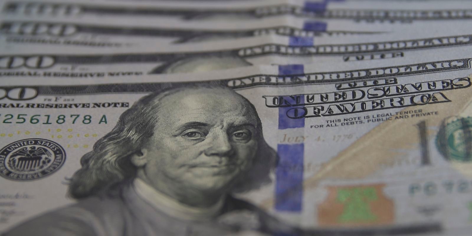 Dólar fica estável após prisão domiciliar de Bolsonaro e ata do Copom