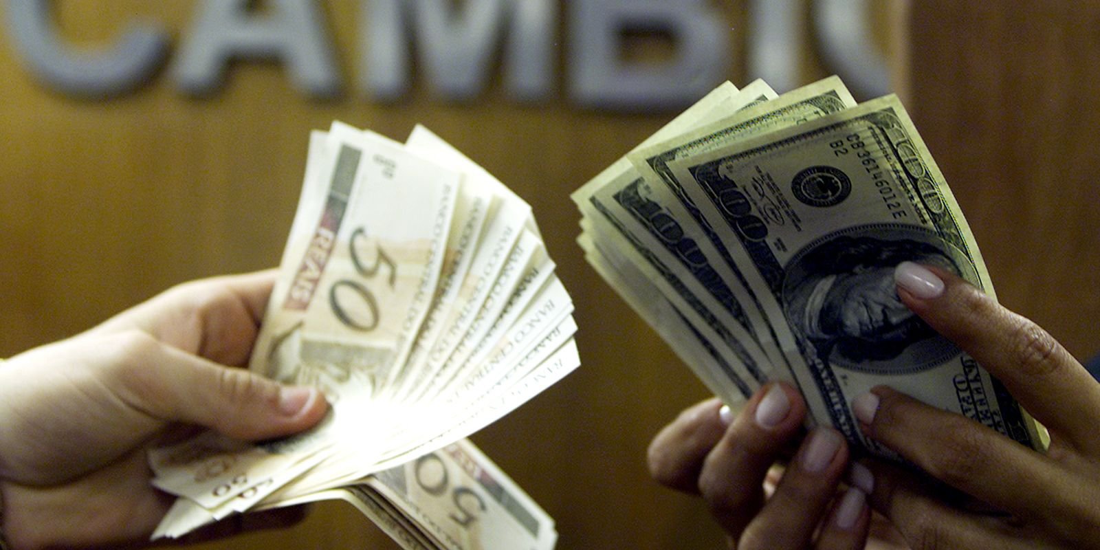 Dólar cai para R$ 5,31 após conversa entre Lula e Trump