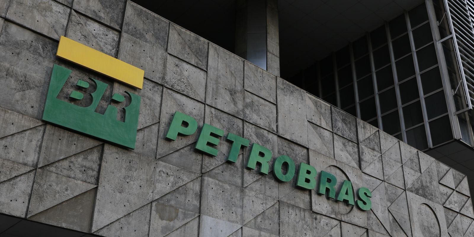 Petrobras aprova plano de demissão voluntária para até 1,1 mil pessoas