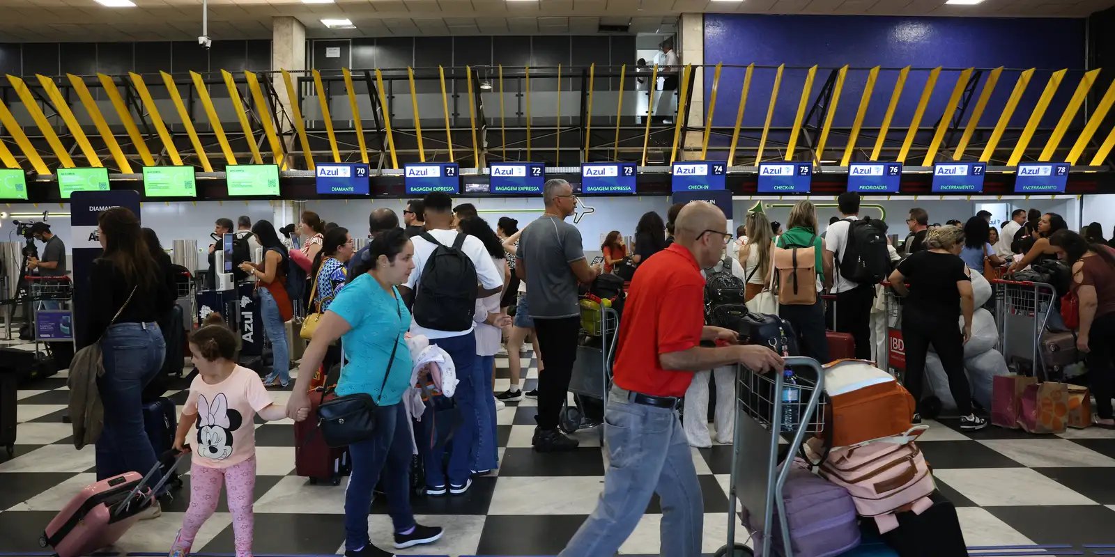 Passageiros aguardam solução de empresas no aeroporto de Congonhas