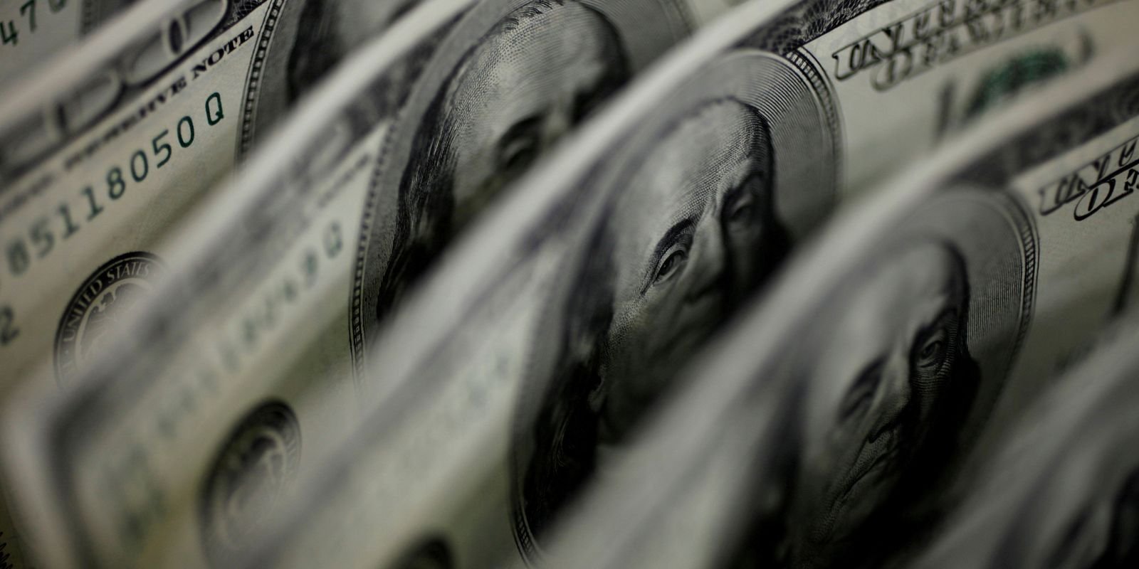 Dólar cai a R$ 4,91 e fecha no menor valor em 27 meses