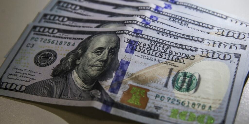 Dólar cai abaixo de R$ 4,90 pela primeira vez em 28 meses.