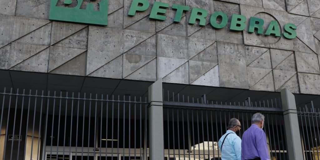 Petrobras alcança novo marco na extração de barris de petróleo e gás.