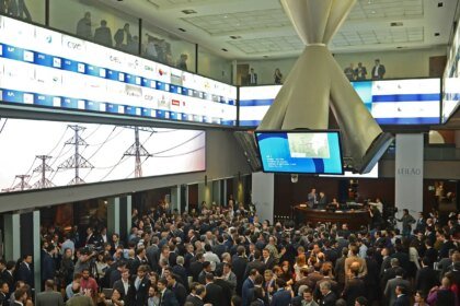 Ibovespa volta aos 174 mil pontos com aposta na Selic, e dólar cai