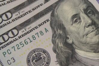 Dólar encosta em R$ 5,10 com tarifaço e tensão global
