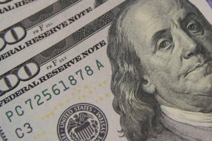 Dólar encosta em R$ 5,10 com tarifaço e tensão global