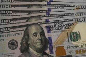 Dólar cai para R$ 5,08, e bolsa recua pela quarta vez consecutiva