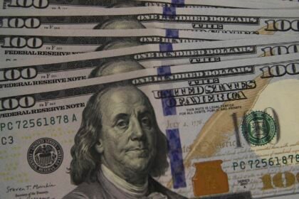 Dólar cai para R$ 5,08, e bolsa recua pela quarta vez consecutiva