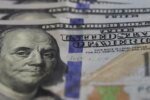 Dólar cai ao menor valor desde junho com alta do petróleo