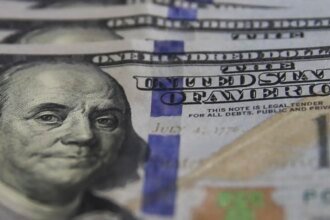 Dólar cai ao menor valor desde junho com alta do petróleo