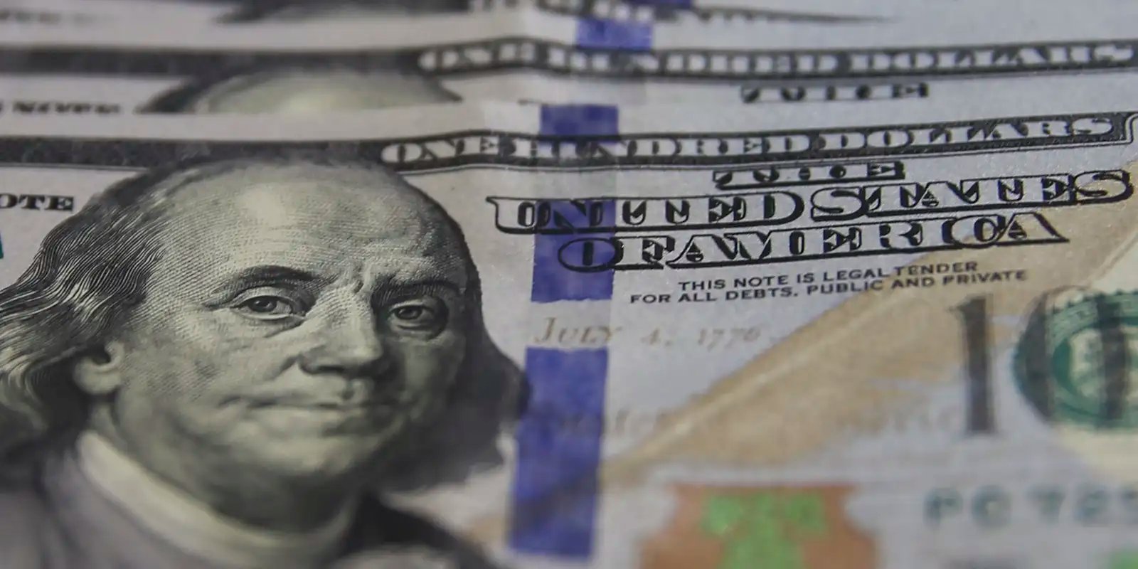 Dólar cai ao menor valor desde junho com alta do petróleo
