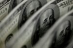 Dólar sobe para R$ 5,11, e bolsa fica estável, apesar de tensão global