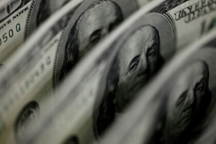 Dólar sobe para R$ 5,11, e bolsa fica estável, apesar de tensão global
