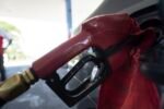 Com nova alta mundial do petróleo, governo mantém desconto na gasolina