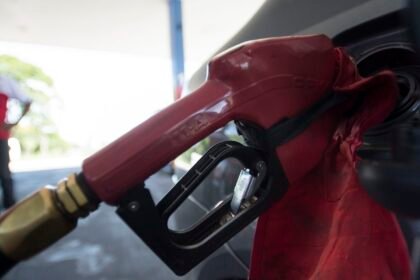 Com nova alta mundial do petróleo, governo mantém desconto na gasolina