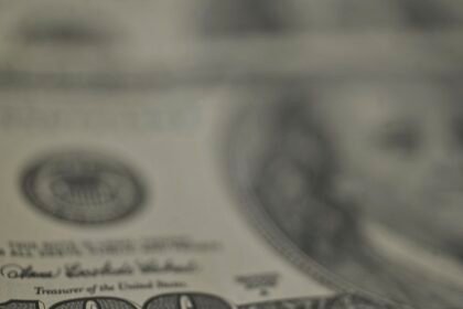Dólar recua, bolsa cai e petróleo dispara com tensão no Oriente Médio