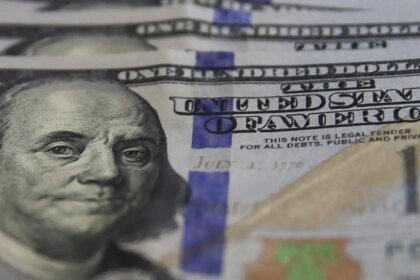 Dólar cai para R$ 5,07, no menor nível em um mês