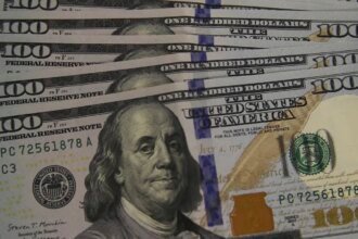 Dólar cai a R$ 5,13, e bolsa recua em dia de ajuste no mercado