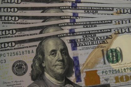 Dólar cai a R$ 5,13, e bolsa recua em dia de ajuste no mercado