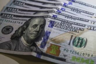 Dólar fica estável em R$ 5,08, mas cai 0,58% na semana