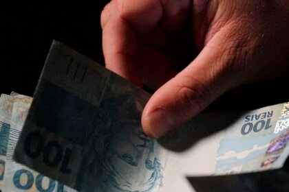 Trabalhadores nascidos em setembro e outubro recebem abono salarial
