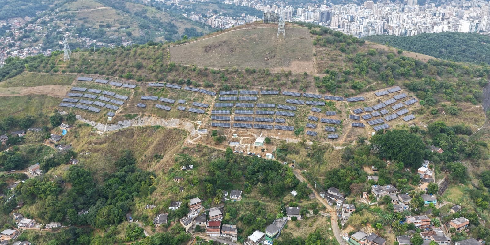 Usina solar em comunidade de Niterói gera energia para 19 creches