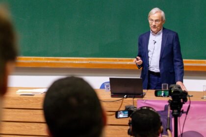 Nobel da economia diz que impacto da IA no emprego é superestimado