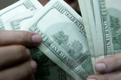 Dólar fecha estável, mas acumula queda de 1,82% em julho