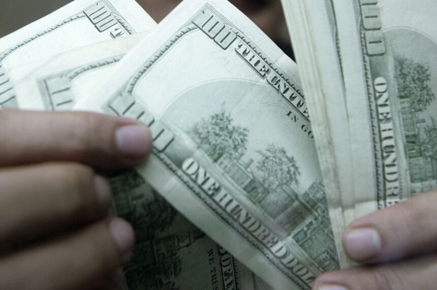 Dólar fecha estável, mas acumula queda de 1,82% em julho