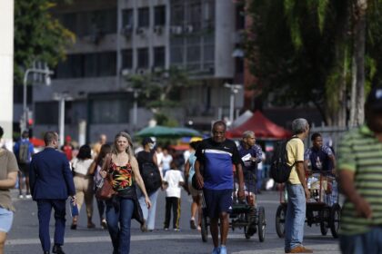 Crescimento populacional caiu para 0,37% em 2026, estima IBGE