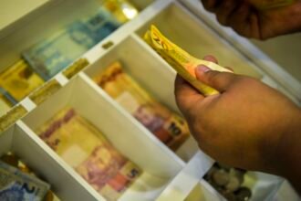 Trabalhadores nascidos em novembro e dezembro recebem abono salarial
