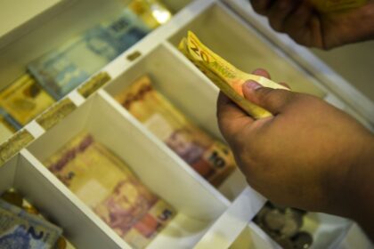 Trabalhadores nascidos em novembro e dezembro recebem abono salarial