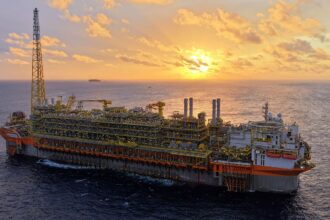 Navio-plataforma da Petrobras atinge produção máxima no pré-sal