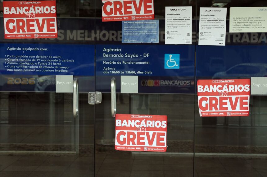 Bancários rejeitam proposta da Caixa e mantêm greve nacional