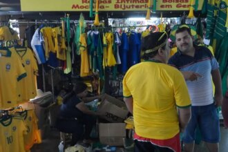 Vendas no comércio caem 0,8% em julho, com “ressaca” da Copa do Mundo