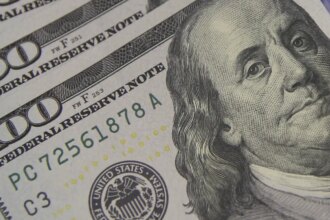 Dólar cai a R$ 5,08 e atinge menor valor em um mês