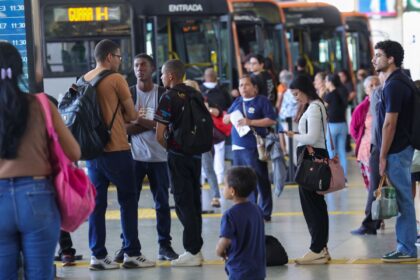 Setor de serviços fica estável em julho e sobe 2,4% em 12 meses