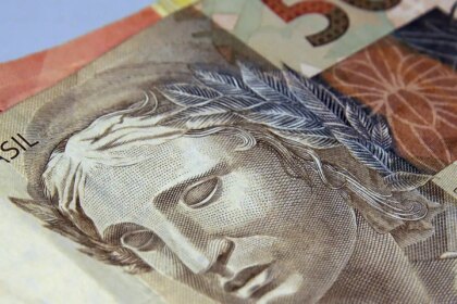 Brasileiros retiram R$ 10,5 bilhões da poupança em agosto