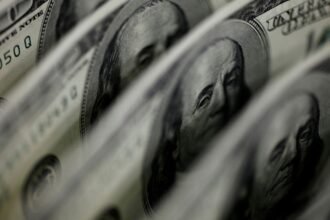 Ibovespa cai 2,68%, e dólar fecha em leve baixa a R$ 5,34