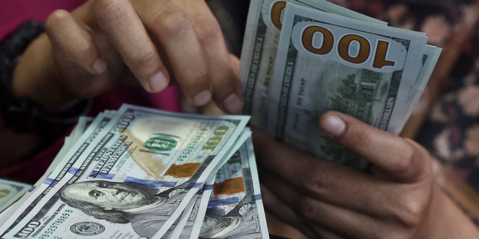 Dólar fecha a R$ 5,44 e registra maior alta semanal desde 2008