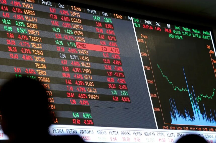 Dólar cai a R$ 5, e bolsa sobe quase 8% após primeiro turno