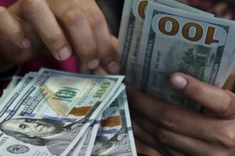 Dólar fecha abaixo de R$ 5 e recua 1,58% na semana